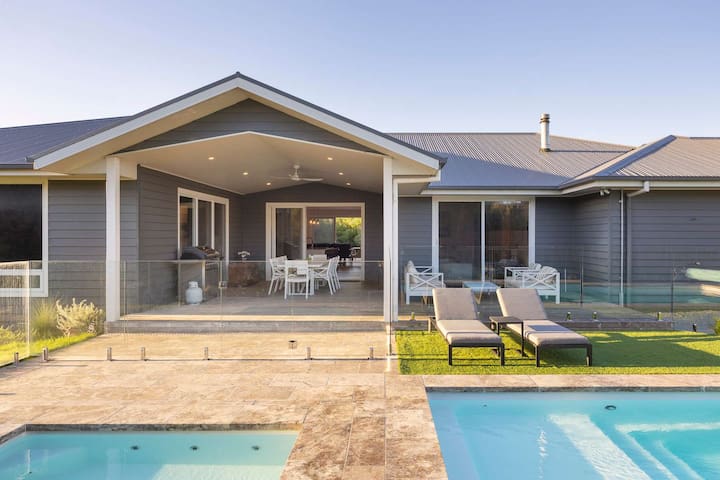 The Break Pool, Spa, Sauna & Beach