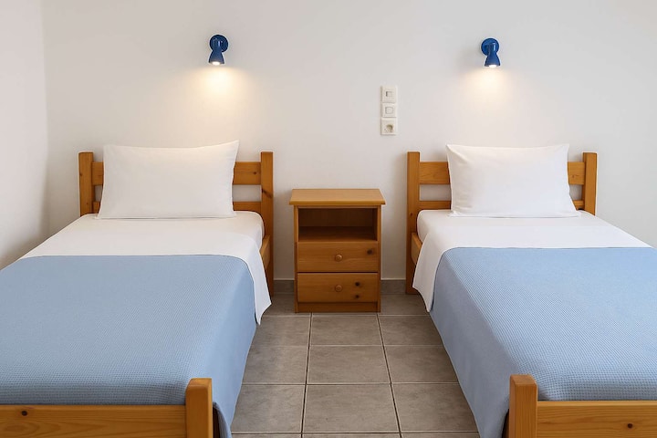 Dormitorio doble con cómodas camas individuales, perfecto para amigos o niños

