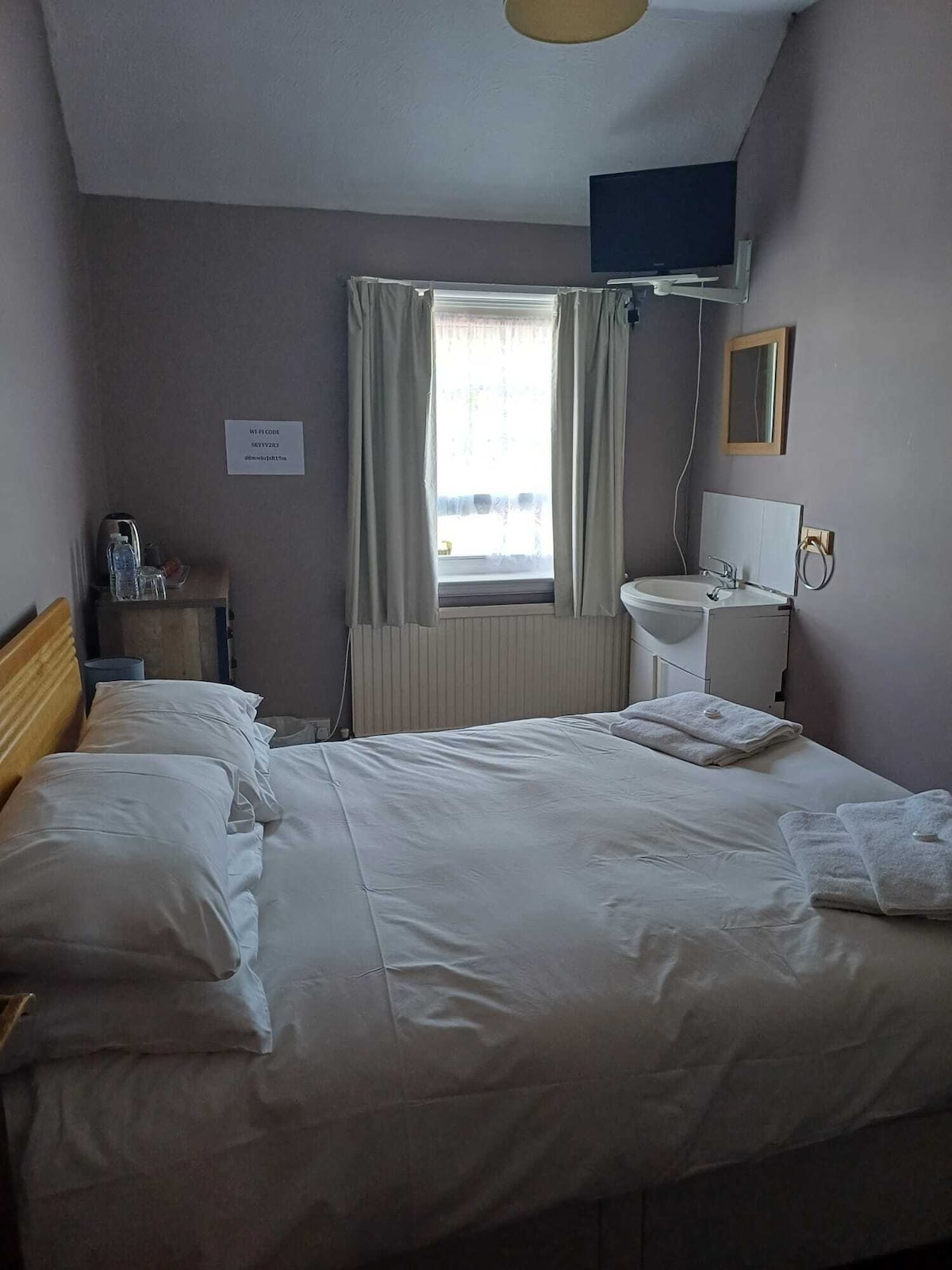 Room 4 Double bed size