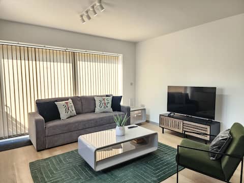 Luxury 2-Bed Flat with A/C, Private Garden,Parking