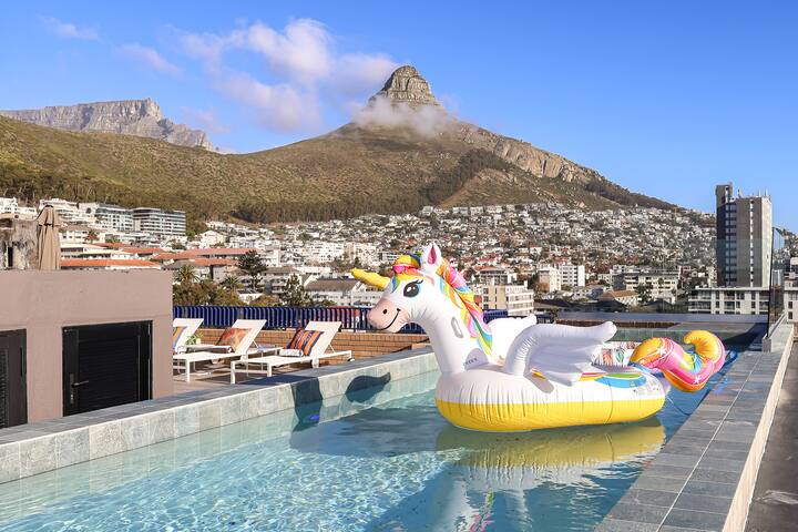 Vibey Penthouse – Rooftop Pool & Concierge gallery image 2