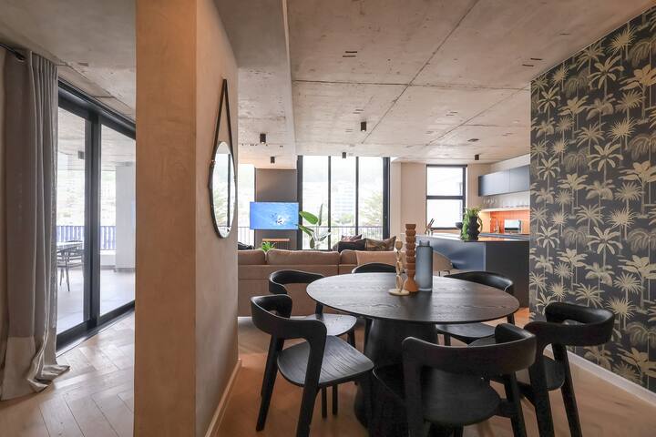 Vibey Penthouse – Rooftop Pool & Concierge gallery image 4