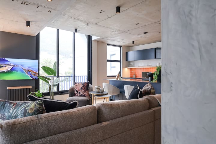 Designer Penthouse, Rooftop Pool and Concierge