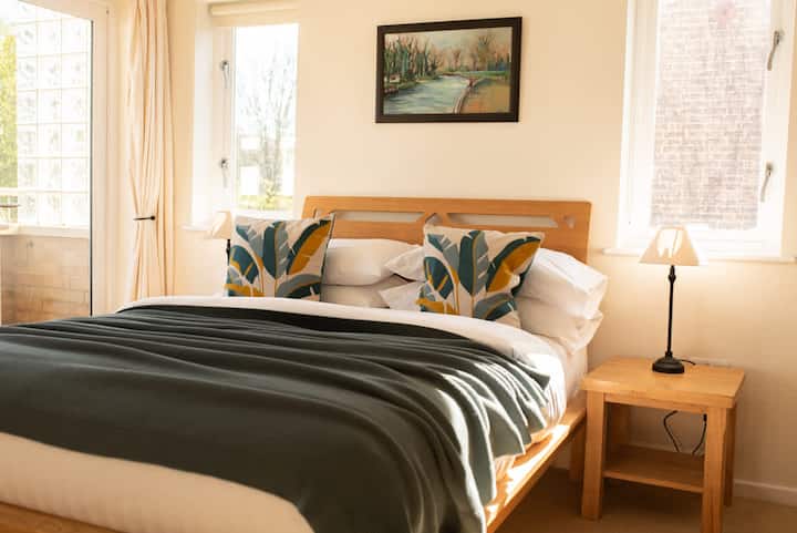 Cama tamaño king para la habitación principal