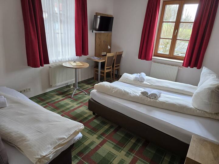 Manželská posteľ s rozkladacou pohovkou