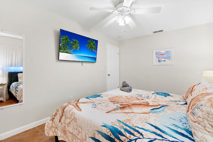 La chambre 2 dispose d'un lit king et d'une télévision connectée,