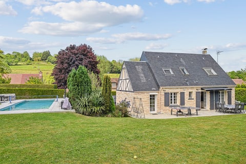 House Deauville – Stylish Villa w/ Pool & BBQ