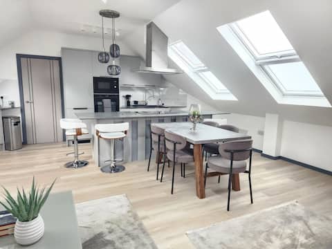 Luxury large 3-Bed Flat with A/C,Free Parking,WiFi