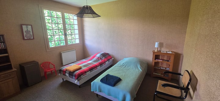 Un quinto dormitorio con dos camas individuales.