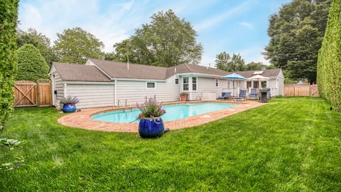 Southampton home with pool, near town and beaches