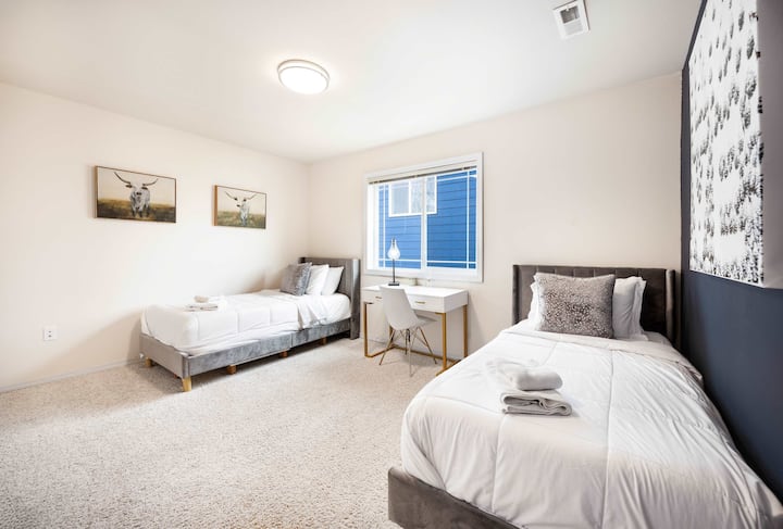 Dva odvojena kreveta s mekom posteljinom + kutak za učenje (radni stol i stolica) — savršeno za učenike, rad na daljinu ili mirno čitanje.