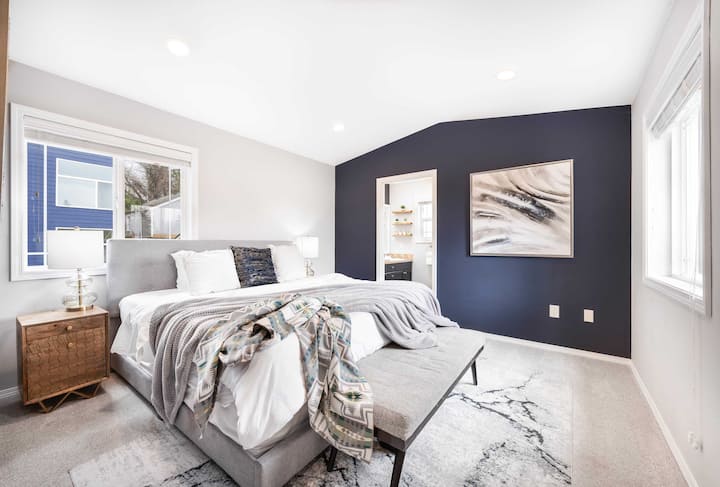 Elegantan bračni krevet, hotelska posteljina i privatna kupaonica - sve je to u redu za opuštanje.