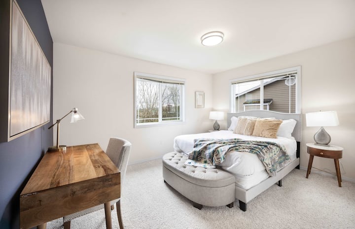 Suncem obasjan bračni krevet s otomanom i elegantnim drvenim radnim stolom - opustite se ili jednostavno uživajte u pogledu izvana.