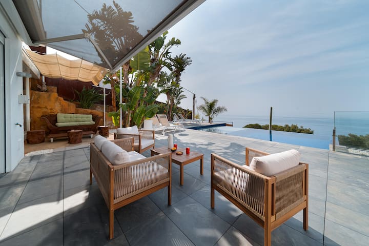 House with infinity pool and sea view (Cases del F