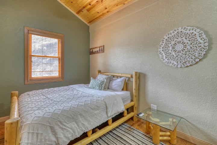 Master Bedroom w/ en suite bathroom