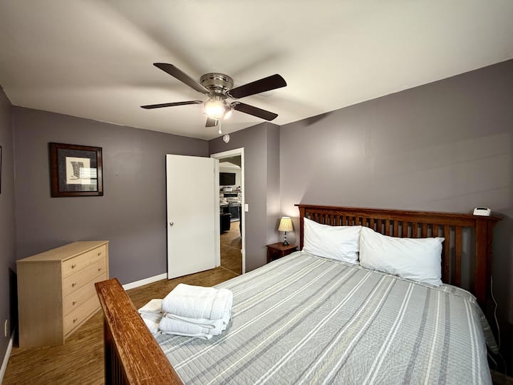 标准双人床卧室，配备衣柜，可存放衣物。