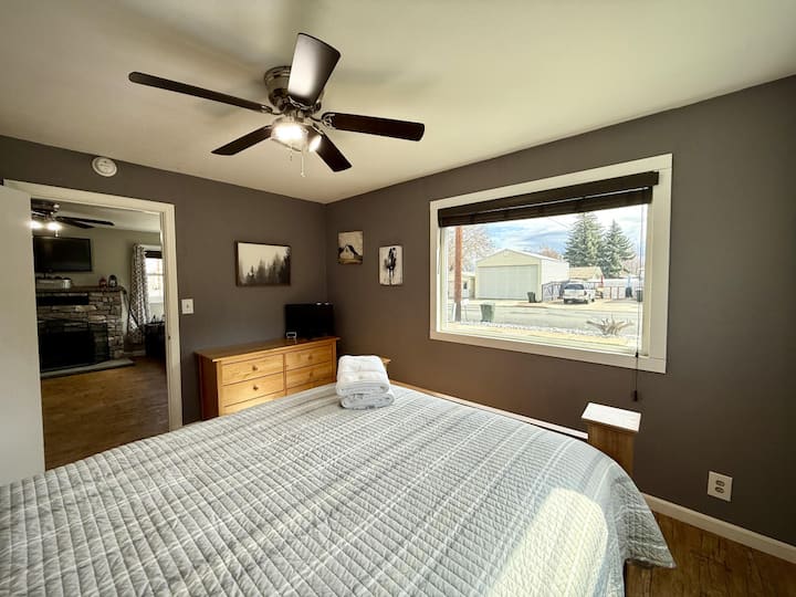 标准双人床卧室和客厅景观 