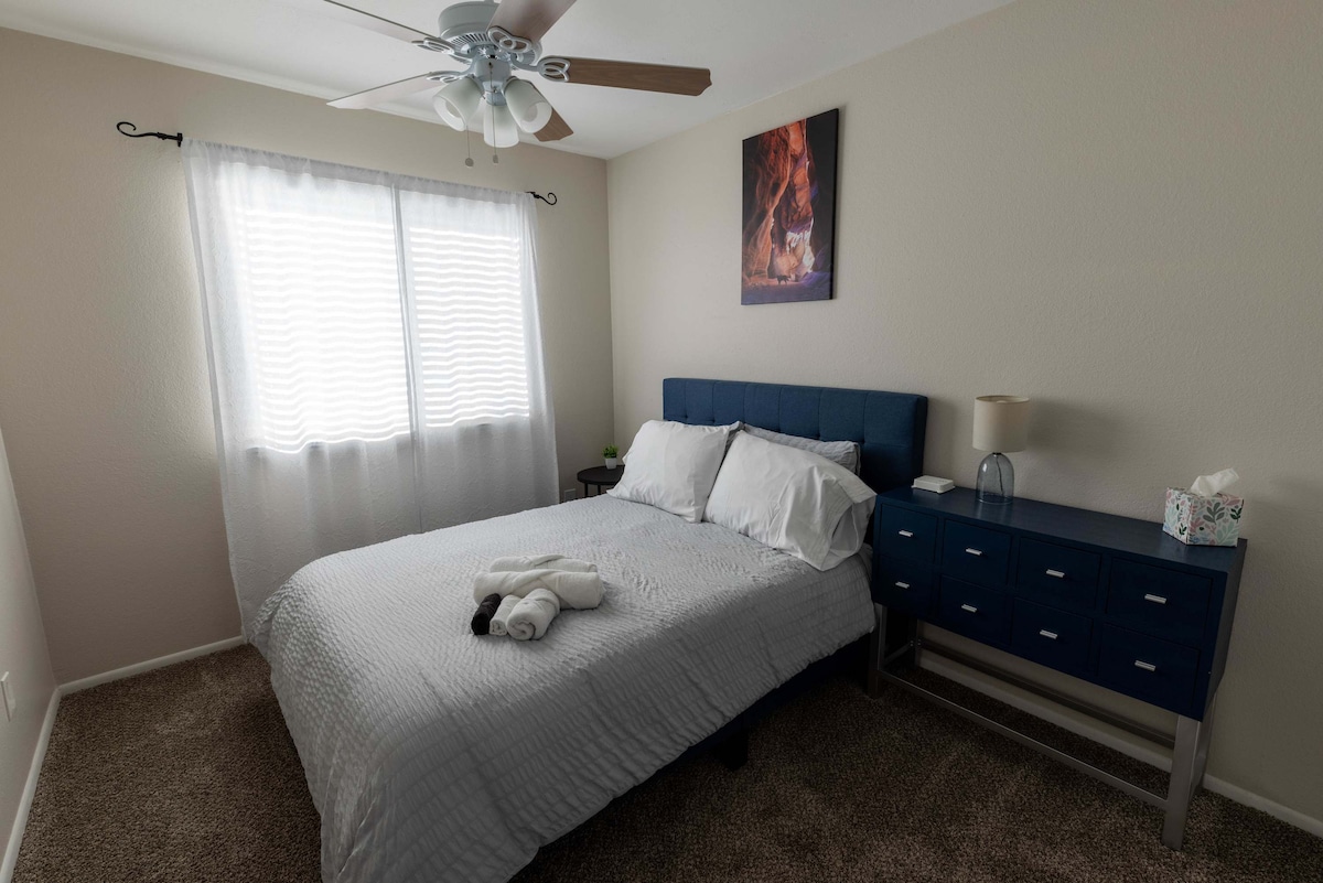 ห้องนอน 4 - ห้องนอนเตียงคู่ที่เรียบง่ายและสะอาดสำหรับการเข้าพักที่ผ่อนคลาย