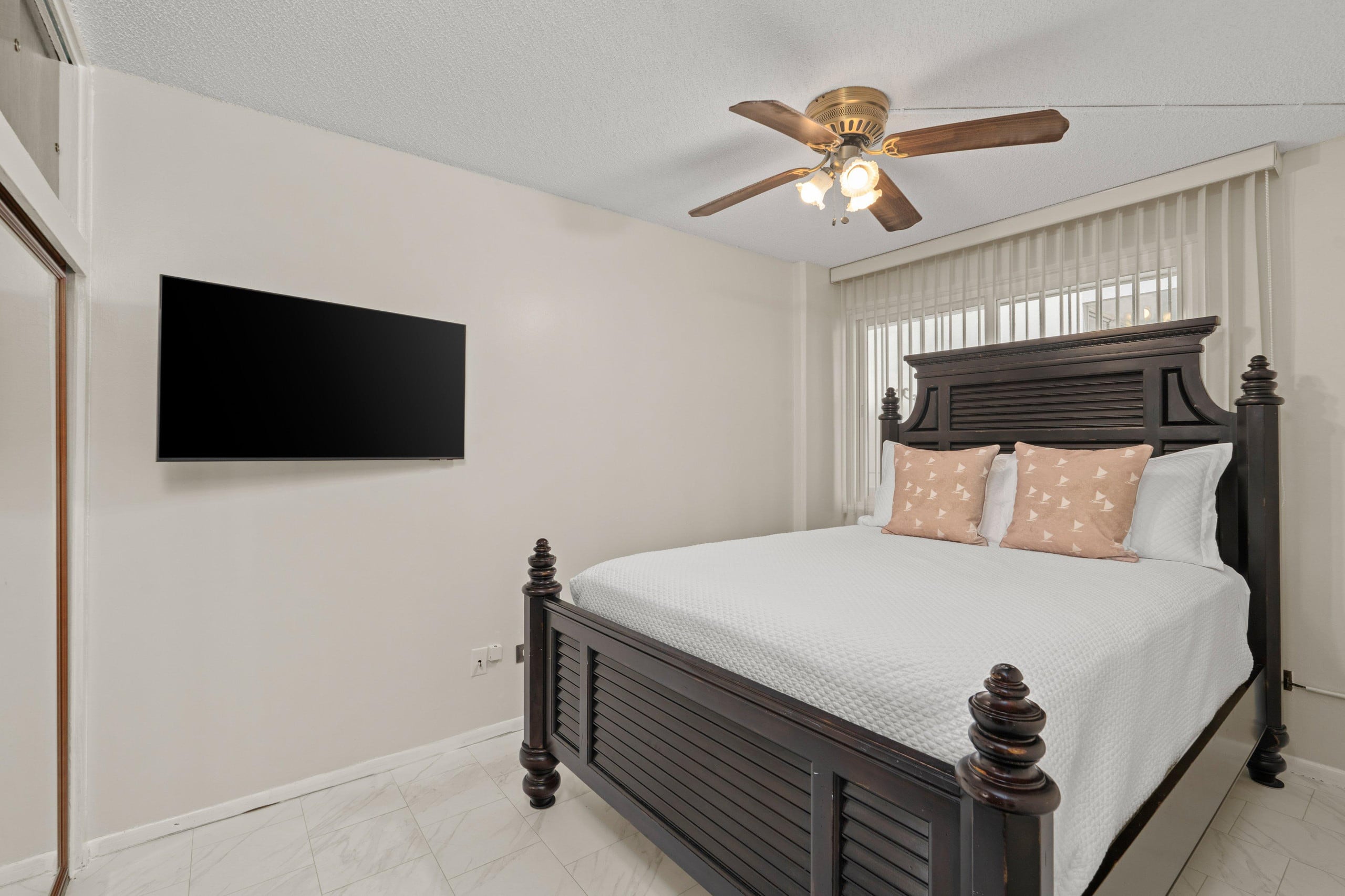 Condo in Honolulu · ★4.73 · 2 bedrooms · 3 beds · 1 bath - Image 3