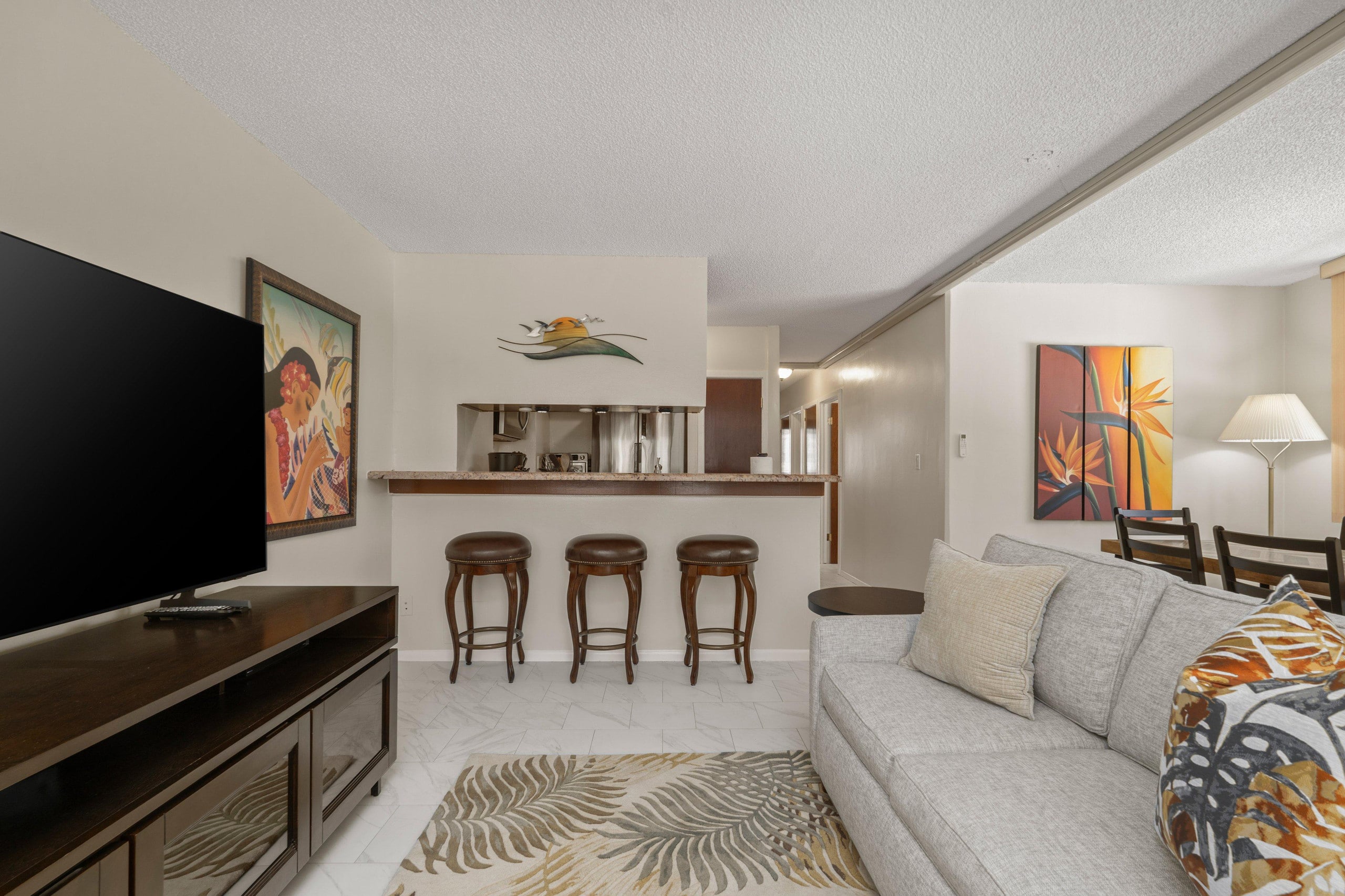 Condo in Honolulu · ★4.73 · 2 bedrooms · 3 beds · 1 bath - Image 4