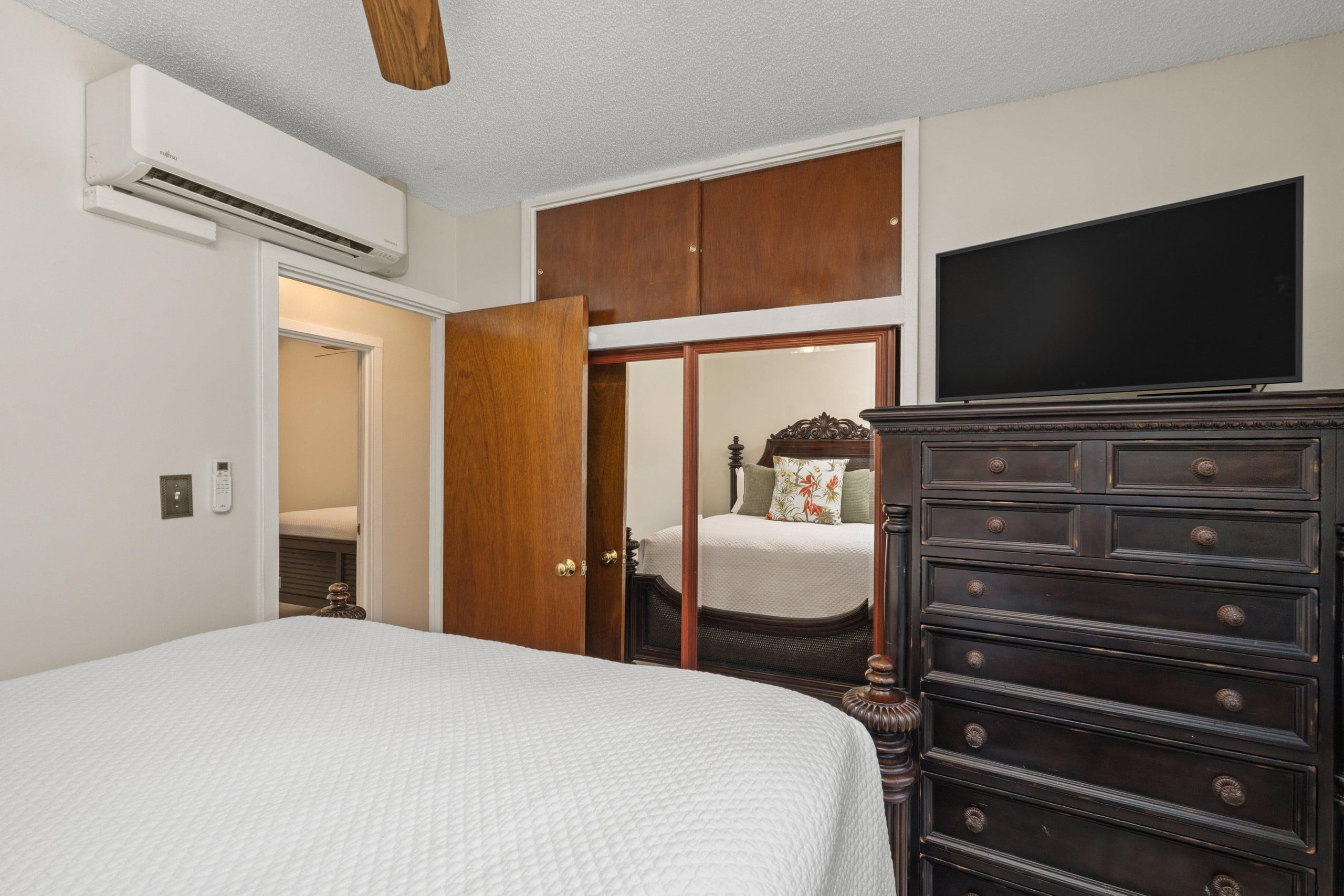 Condo in Honolulu · ★4.73 · 2 bedrooms · 3 beds · 1 bath - Image 13