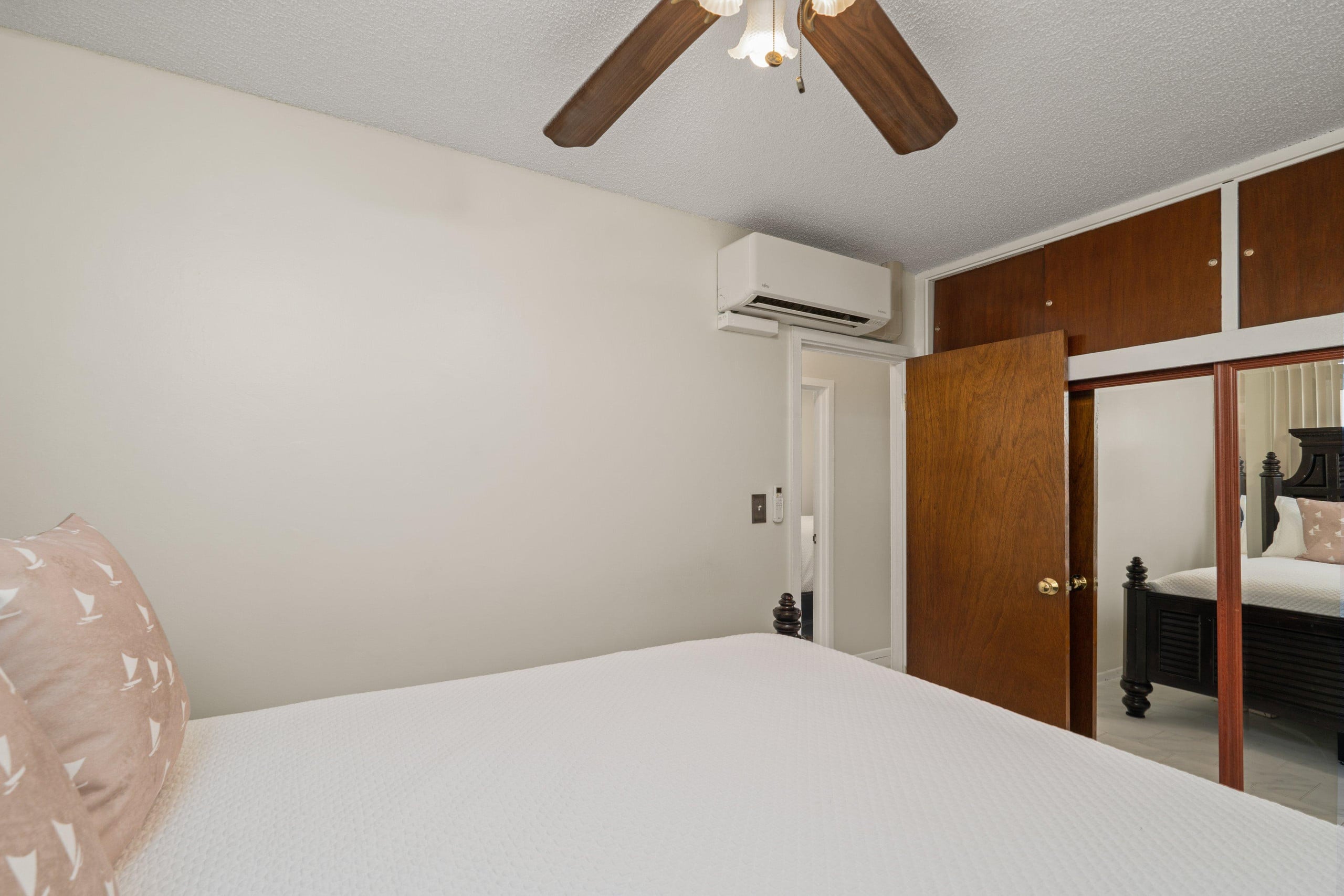 Condo in Honolulu · ★4.73 · 2 bedrooms · 3 beds · 1 bath - Image 14