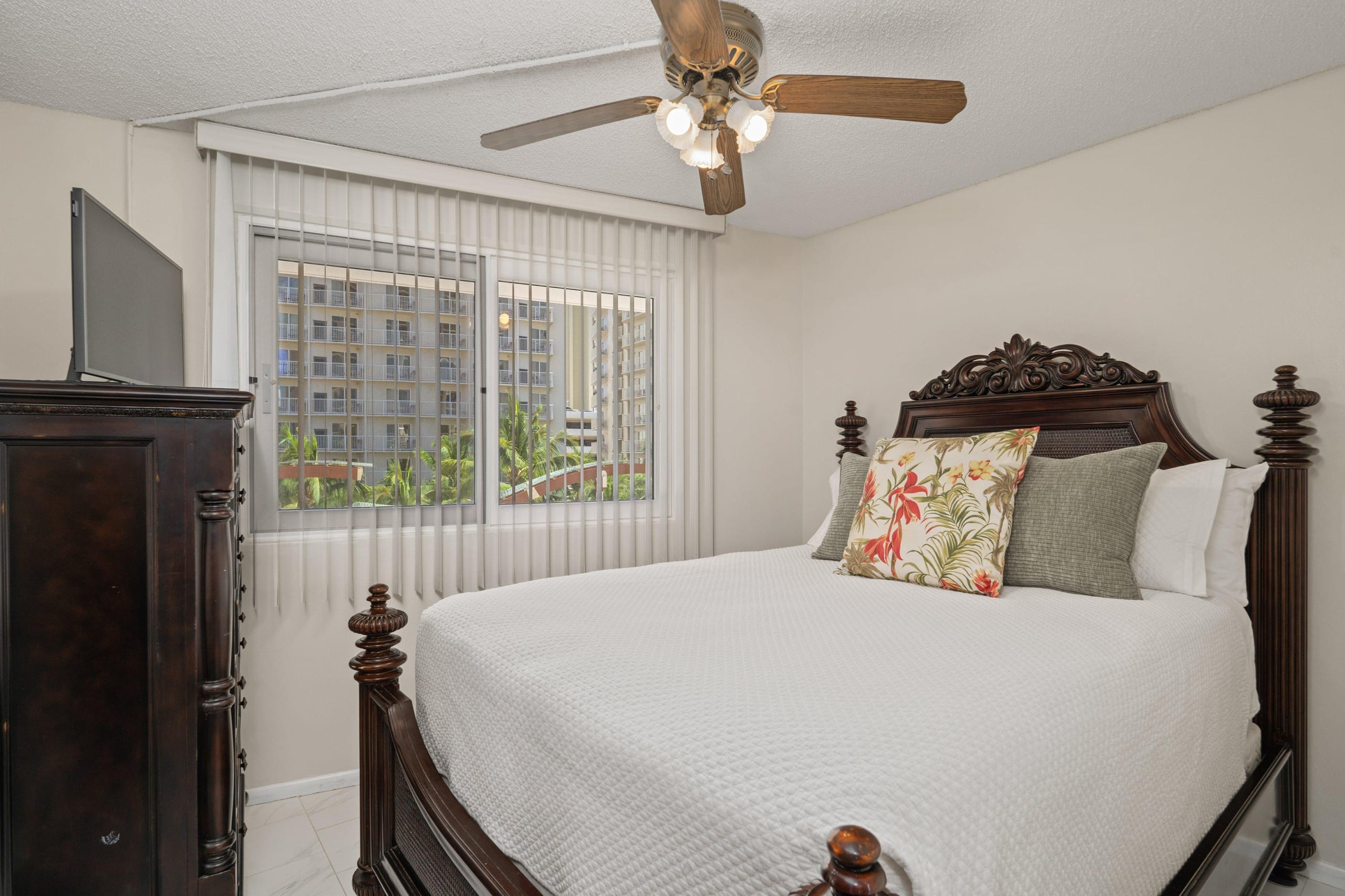 Condo in Honolulu · ★4.73 · 2 bedrooms · 3 beds · 1 bath - Image 2