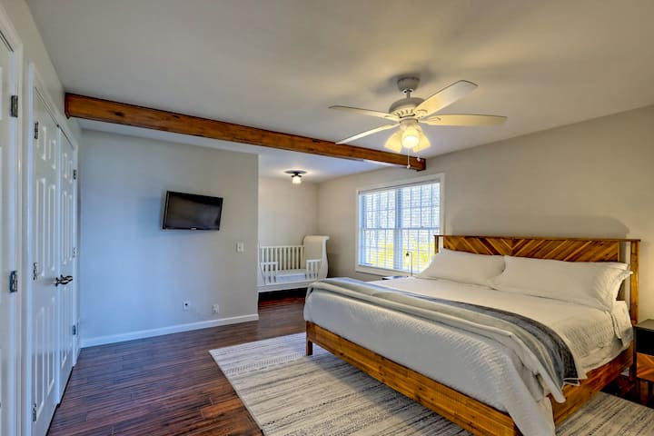 Druga spavaća soba s velikim bračnim krevetom i kupaonicom. 