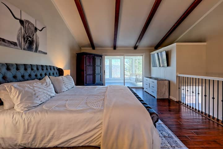 Glavna spavaća soba sa zatvorenim prostorom sa staklenim zidovima. 