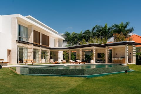 Modern 6 BDR golf front villa in luxury beach resort w/ pool and heated jacuzziz