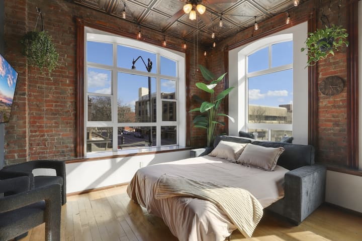 Downtown View | Laundry | Parking | Queen Bed - Great Falls, MT