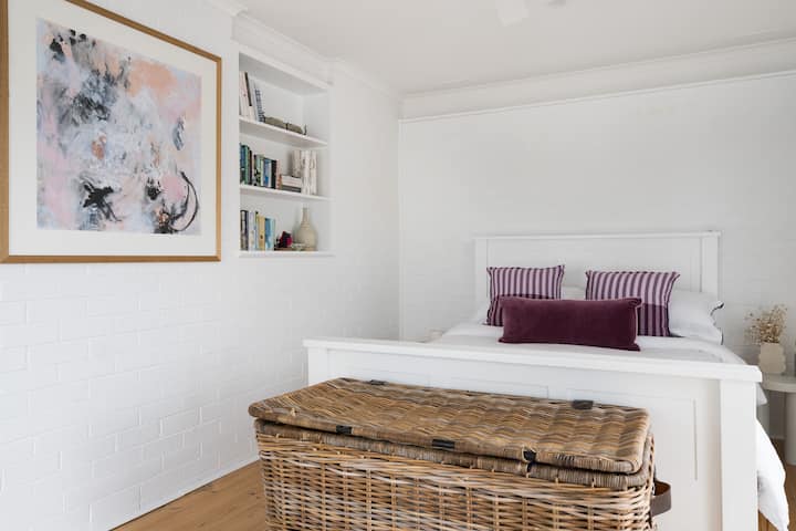 Bračna soba (160x200) sa stropnim