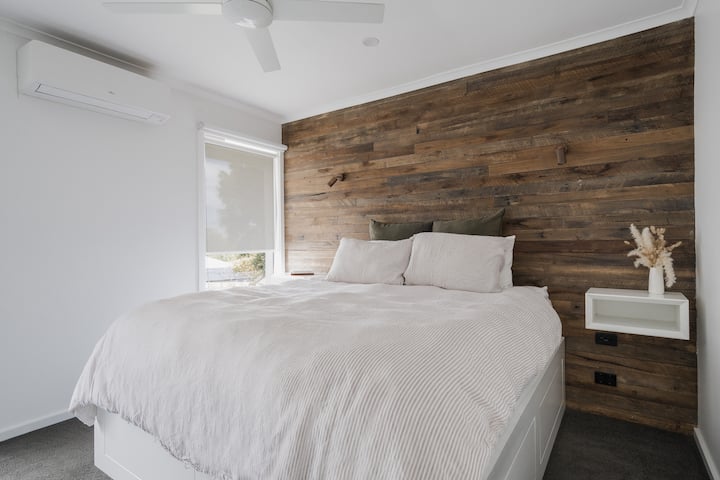 Glavna spavaća soba s bračnim krevetom (king size), klima-uređajem i grijanjem, stropnim ventilatorom i privatnom kupaonicom