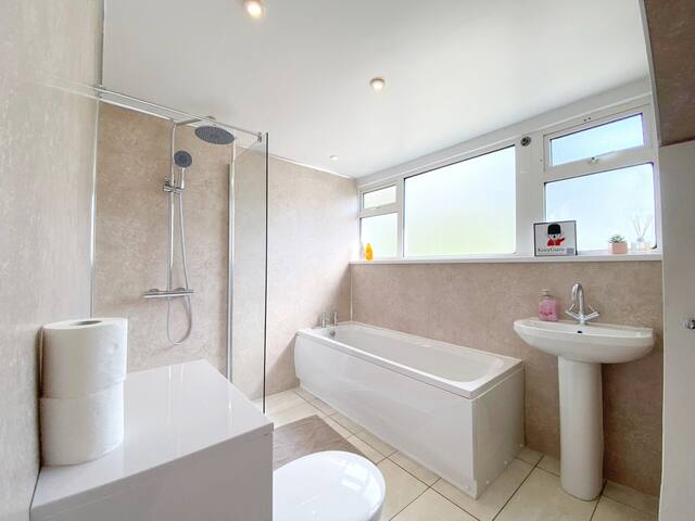 Modern &Cozy 4-Room Holiday Home with Scenic Views gallery image 5