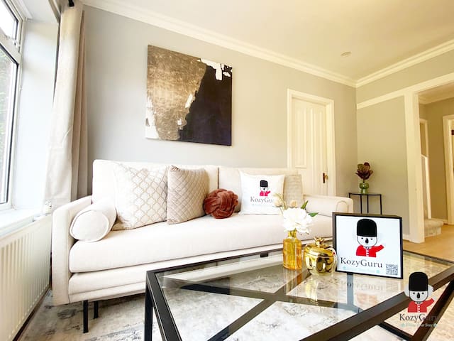 Modern &Cozy 4-Room Holiday Home with Scenic Views