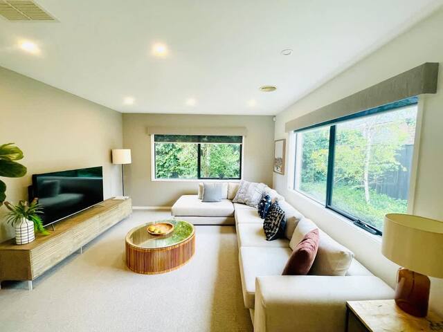 Lyndhurst 4 room retreat. gallery image 2