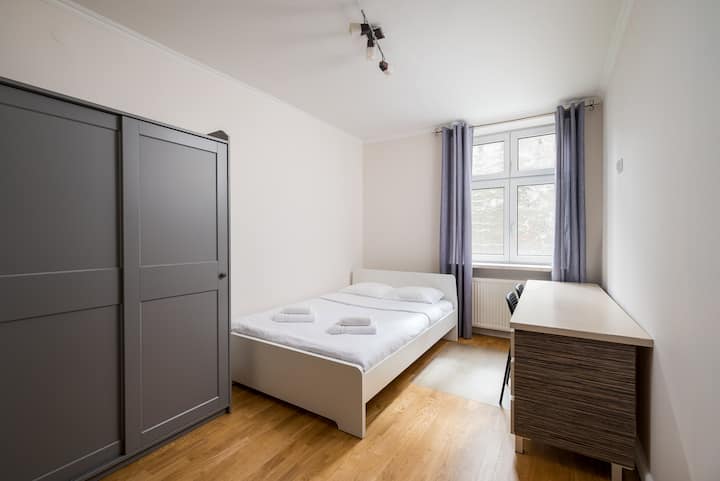 Schlafzimmer 1