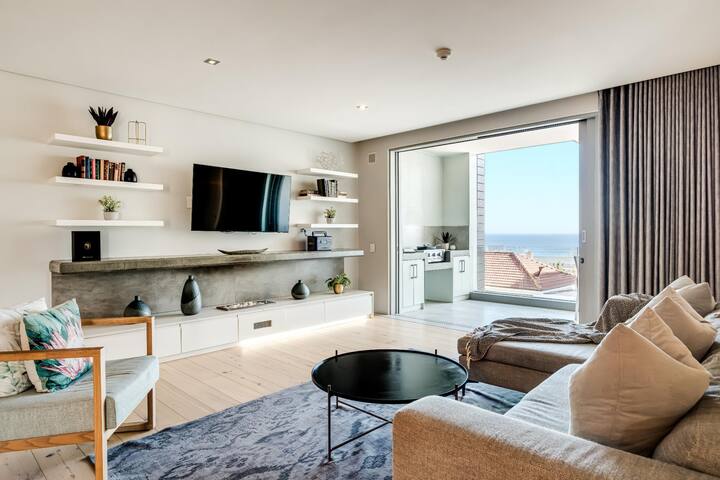 Bright 2bed in Sea Point w Sea Views Helio Haven gallery image 2