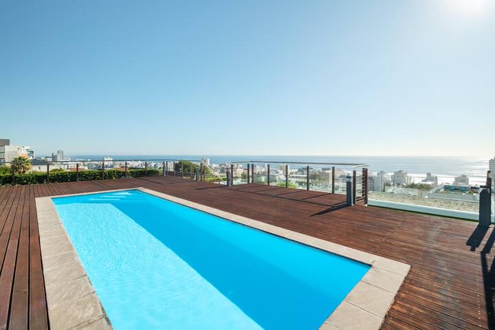 Bright 2bed in Sea Point w Sea Views Helio Haven gallery image 5