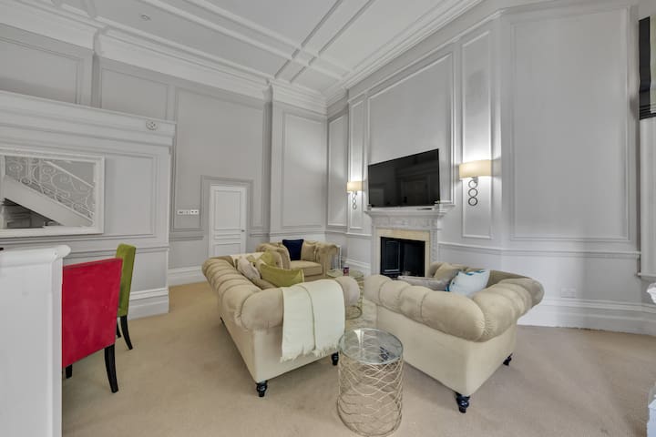 Split Level Apartment behind Harrods gallery image 4