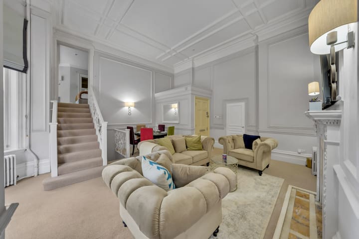 Split Level Apartment behind Harrods gallery image 3