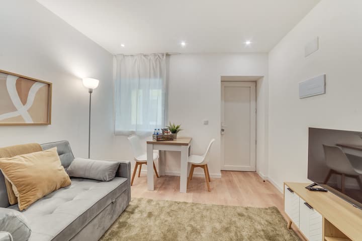 Yellow Charm | Central & Stylish Retreat In Lisbon - Campo de Ourique