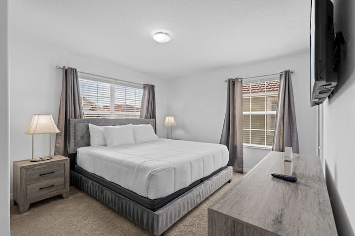 Spavaća soba br. 5: bračni krevet (širine 180-179 cm) s TV-om (privatna kupaonica)