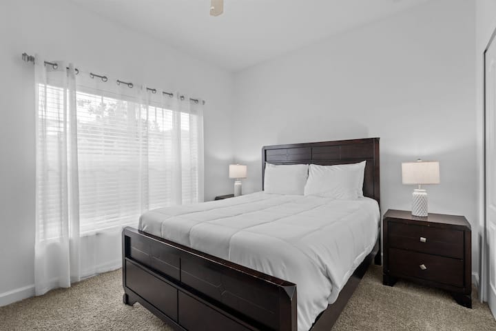 Spavaća soba br. 1: bračni krevet (širine 150-179 cm) s TV-om (nije u sklopu sobe)