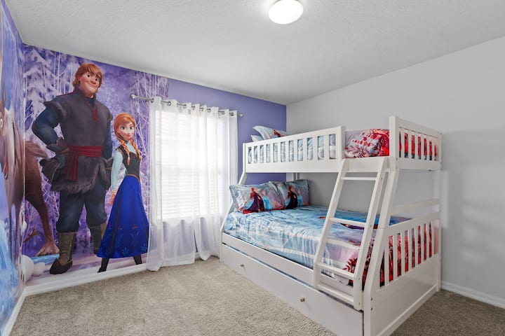 Spavaća soba br. 4: krevet na kat s 1 bračnim krevetom i 2 velika kreveta / TV-om (nije u sklopu sobe)