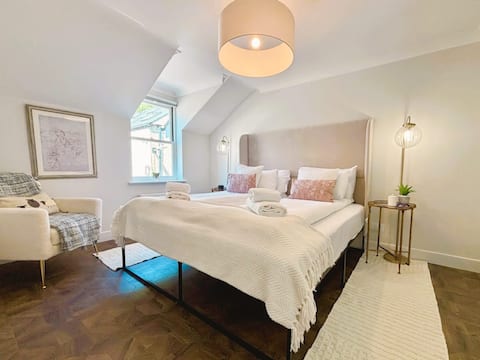 Mews House with  Garage in Heart of Cambridge