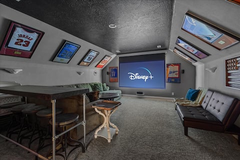 *Heart of Bear Creek*3000SqFt*Hot Tub*Projector ro