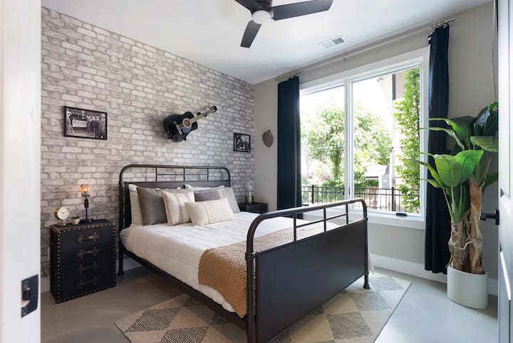 غرفة النوم 1: سرير كينج مع تلفزيون ذكي وحمام داخلي كامل (دش/حوض استحمام)