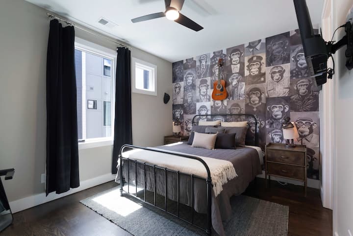 غرفة النوم 3: سرير حجم وسط، مع تلفزيون ذكي وحمام داخلي كامل