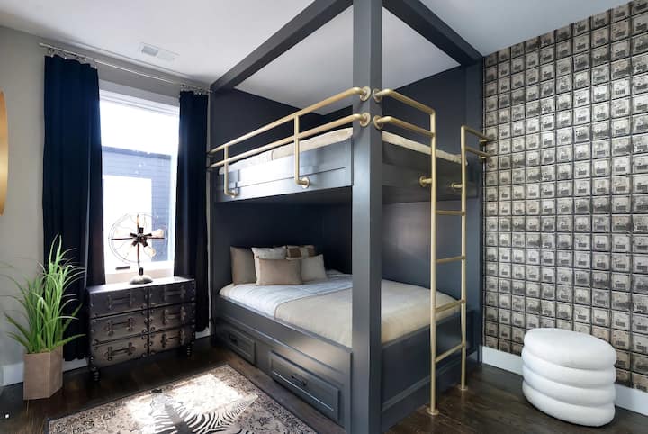 غرفة النوم 4: مخصصة، سريرين بحجم كوين مدمجين وحمام داخلي كامل